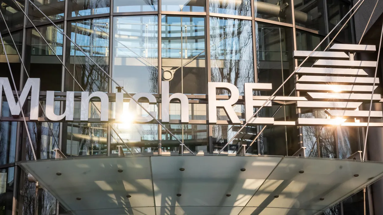 Das Logo der Munich Re am Haupteingang in München