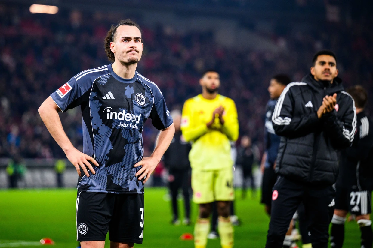 Bedient: Eintracht Frankfurt mit Arthur Theate