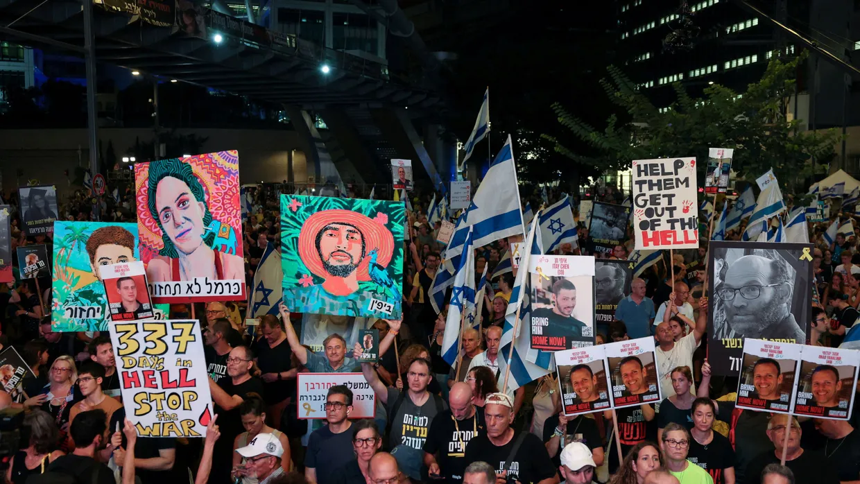 Demonstranten gehen in Tel Aviv auf die Straße und fordern ein Abkommen mit der Hamas zur Freilassung der Geiseln.