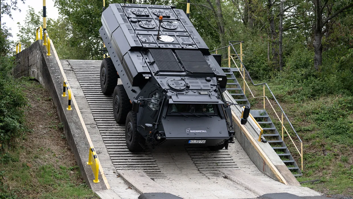 Nicht durch Zivilklauseln ausgebremst: An der Entwicklung von Panzern für die Bundeswehr, wie Rheinmetall sie in Kassel testet, könnten auch Uni-Forscher mitwirken.