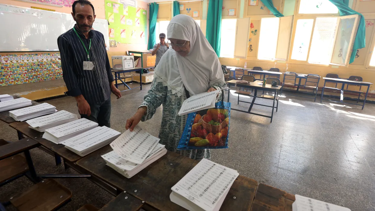 In Algier kamen am Donnerstag nur wenige Wähler in die Wahllokale, um ihre Stimme abzugeben. EPA/Mohamed Messara