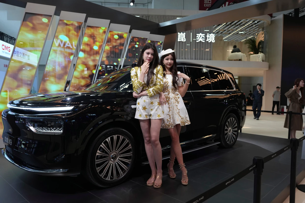 Models vor einem Yijing X9, einem Gemeinschaftsunternehmen von Dongfeng und Huawei