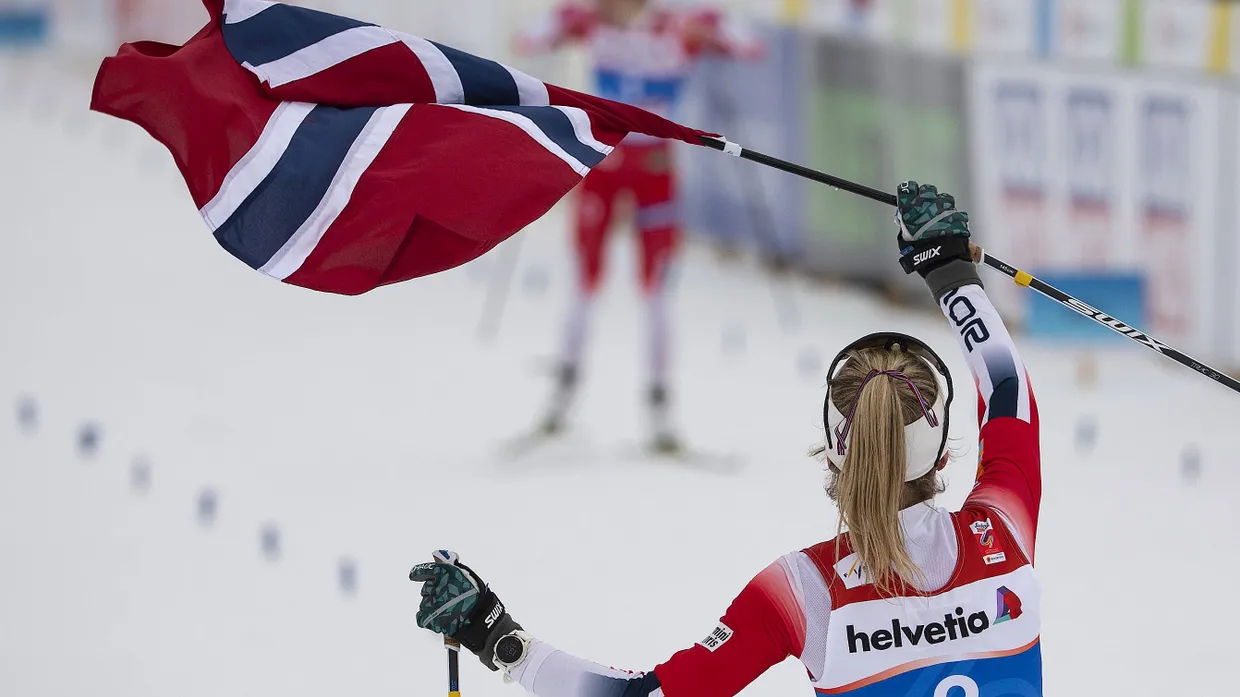 Norwegische Dominanz: Weltmeisterin Therese Johaug empfängt ihre Teamkollegin Ingvild Flugstad Östberg winkend im Ziel