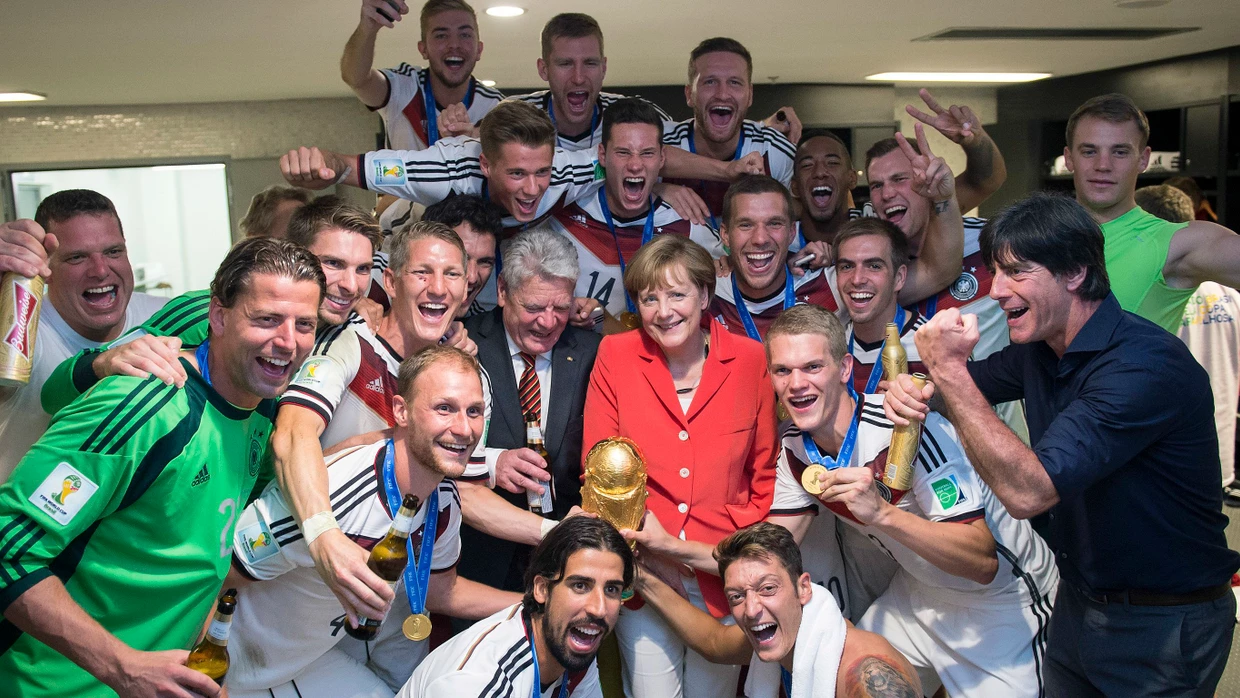 Kabinenparty mit Kanzlerin: Merkel mit der deutschen Nationalmannschaft nach dem Gewinn der Weltmeisterschaft 2014.