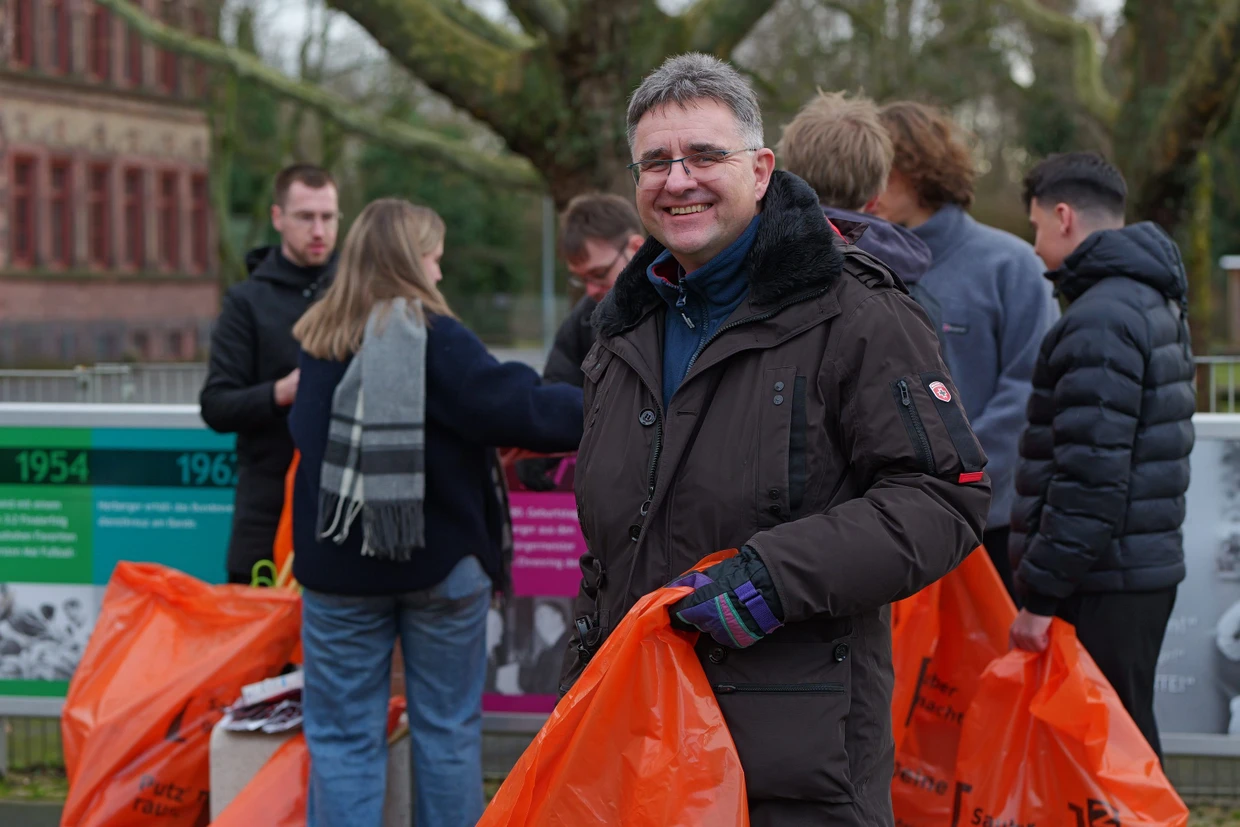 Aktivistischer Wahlkampf: Stefan Fulst-Blei beim Müllsammeln