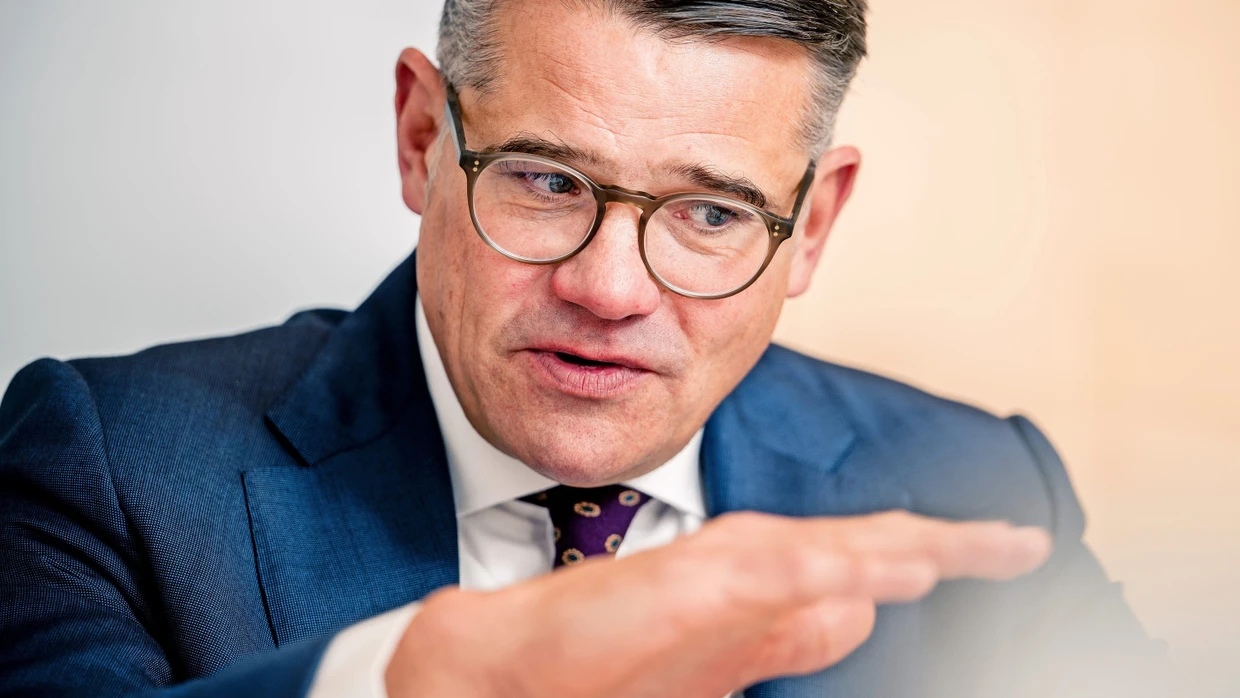 Hessischer Ministerpräsident Boris Rhein beim Gespräch im hessischen Landtag in Wiesbaden