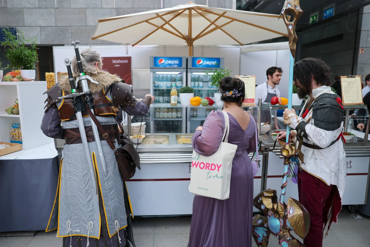Auch Cosplayer brauchen Pausen: Szene von der Leipziger Buchmesse