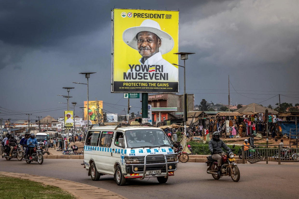 Ein Wahlplakat in Kampala zeigt Ugandas Präsidenten Yoweri Museveni