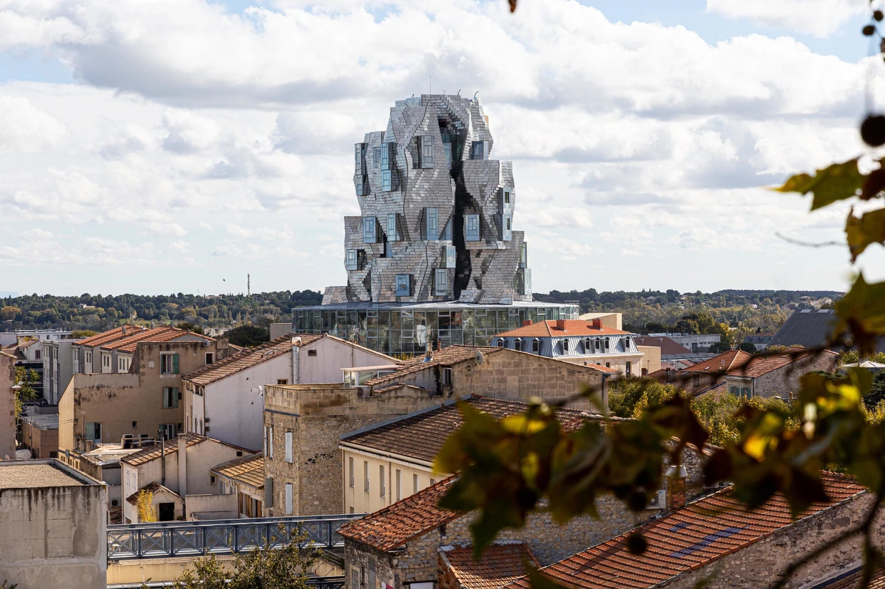 Frank O. Gehrys Luma-Foundation-Turm in Arles ragt über die Dächer der Stadt. Die Luma Foundation ist eine der größten privaten Kunst-und Kulturprojekte Europas.