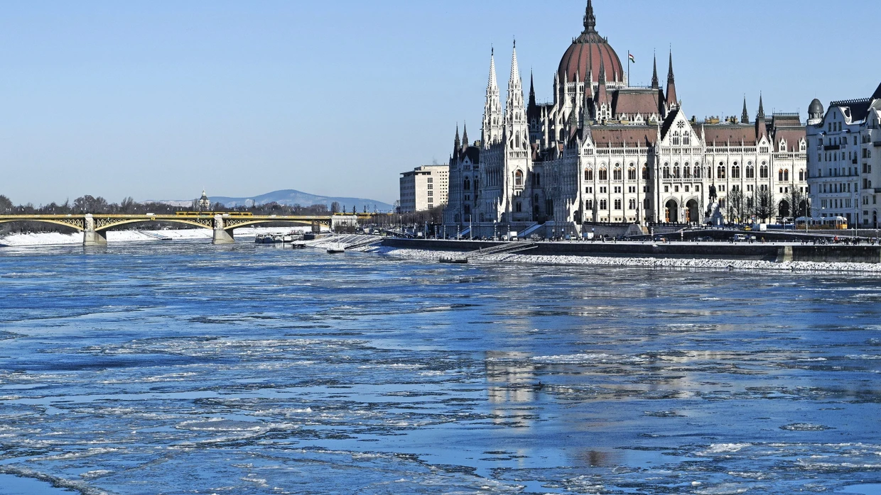 Eisschollen treiben auf der Donau in Budapest