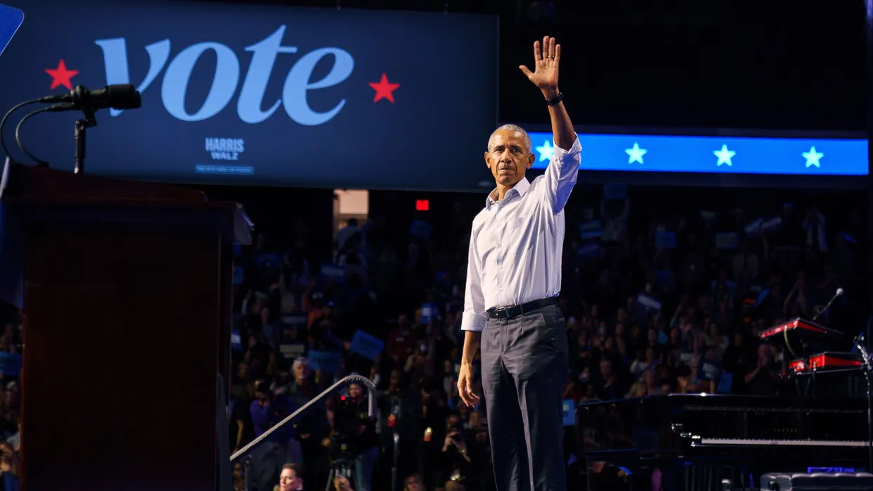 Barack Obama steht in Philadelphia auf der Bühne.