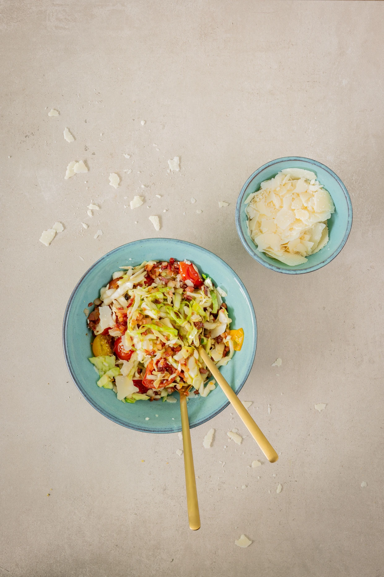 Tagliatelle aus Spitzkohl mit Tomaten und Speck