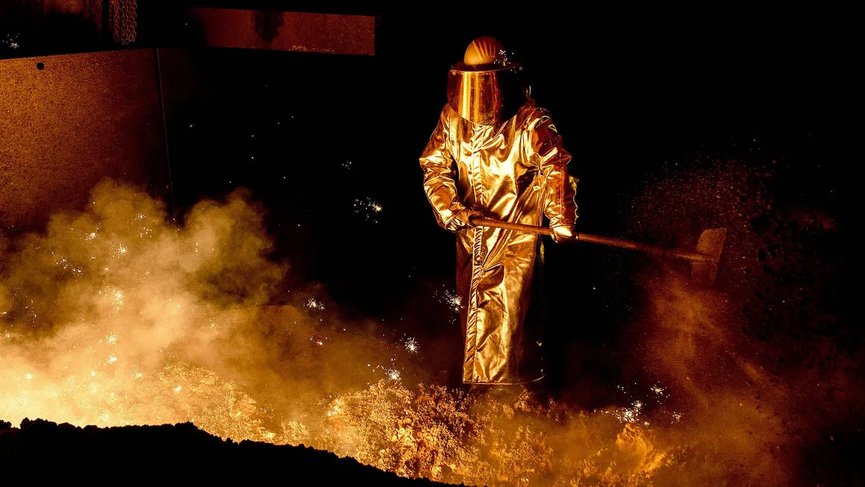 Ein Arbeiter in einem Stahlwerk in Salzgitter