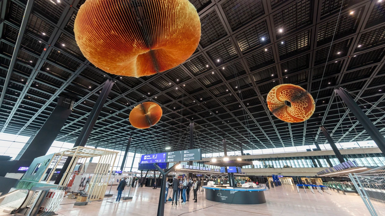Große Halle: Der Check-In-Bereich von Terminal 3 mit der Installation des Künstlers Julius von Bismarck