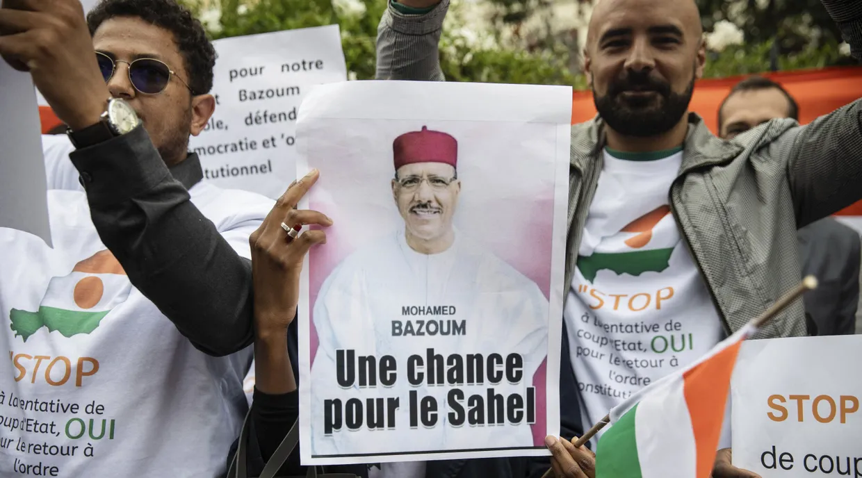 Demonstranten vor der Nigrischen Botschaft in Paris am 5. August