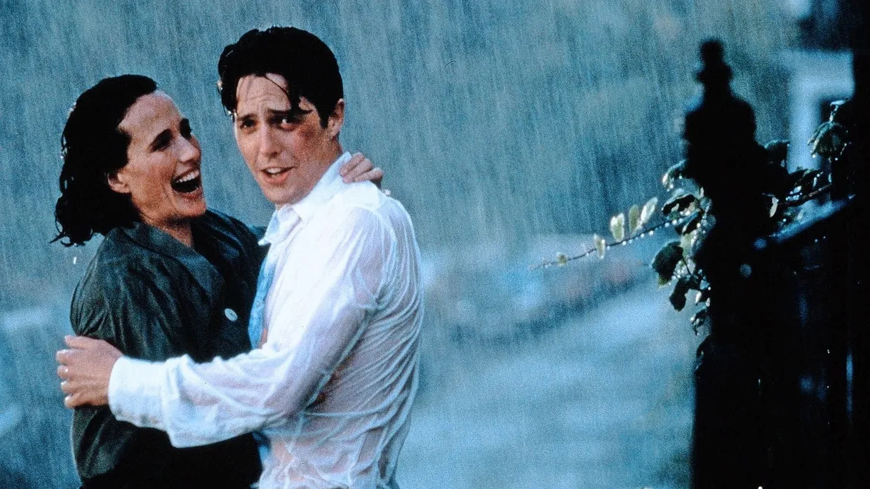 Liebe, der selbst der Regen egal ist: Andie MacDowell und Hugh Grant in „Vier Hochzeiten und ein Todesfall“