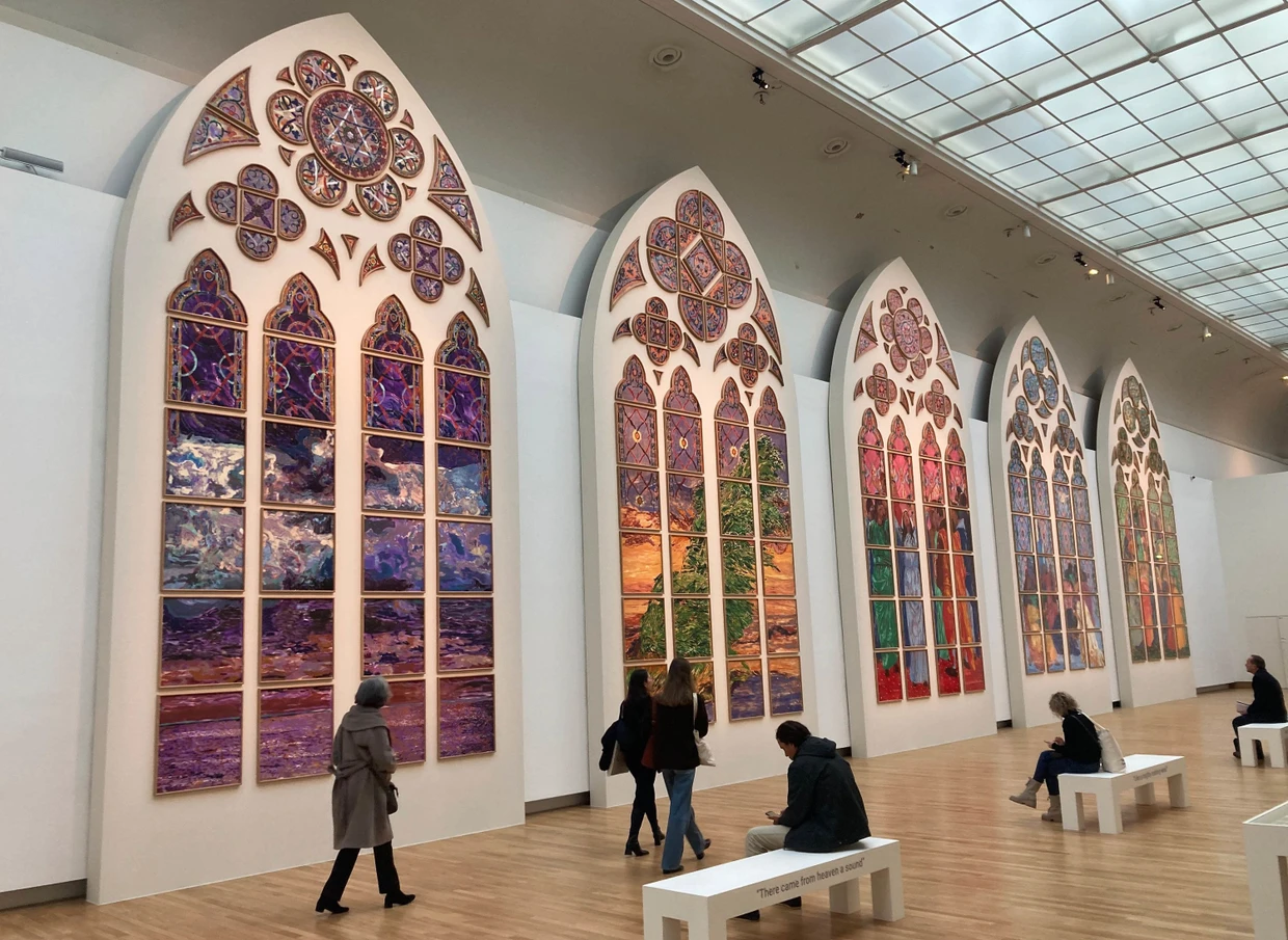 Alle Farben des Regenbogens: Die Entwürfe der umstrittenen neuen Notre-Dame-Glasfenster der französischen Künstlerin Claire Tabouret, die im Grand Palais präsentiert werden.