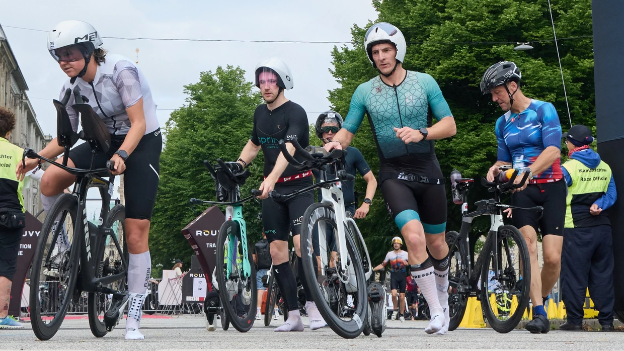 Ironman Hamburg: Teilnehmer des Jedermann-Rennens steigen nach der Wechselzone auf ihre Räder