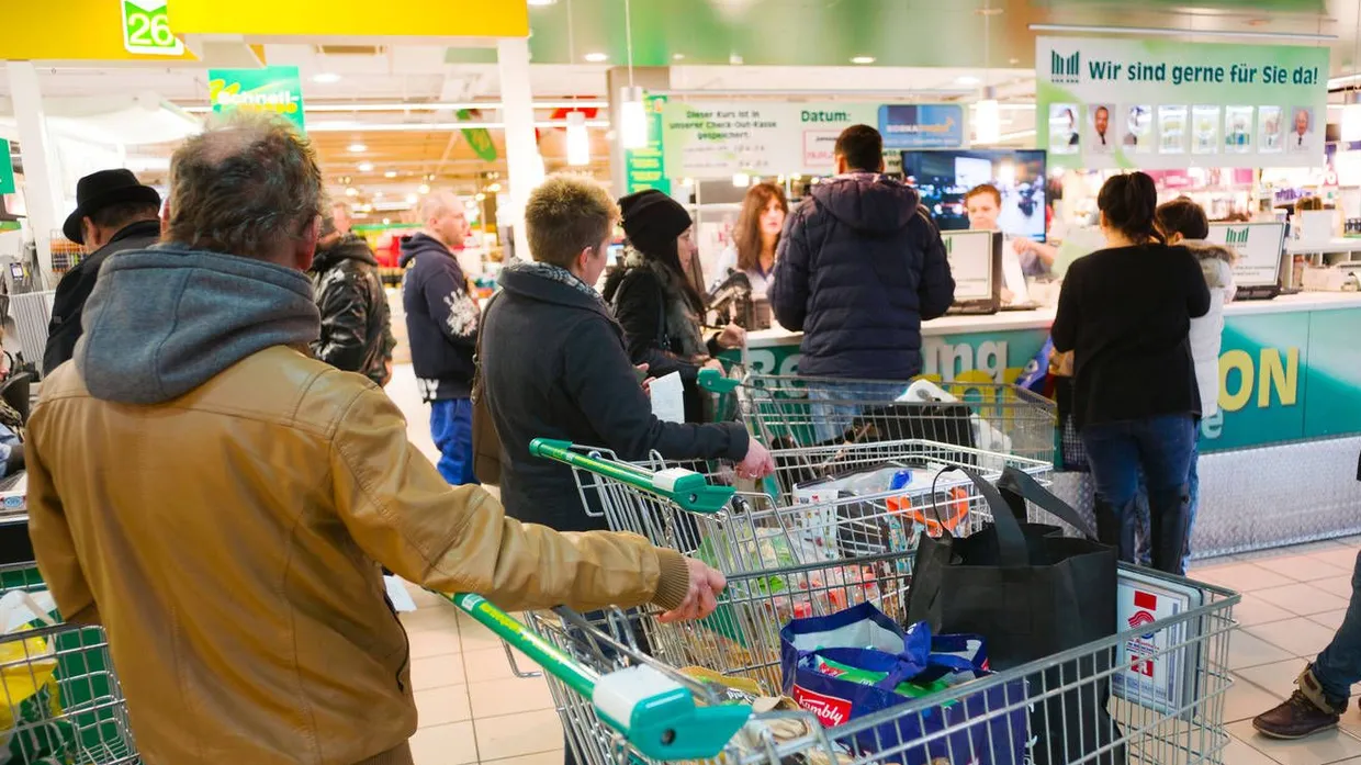 Kunden aus der Schweiz in einem Supermarkt in Weil am Rhein.