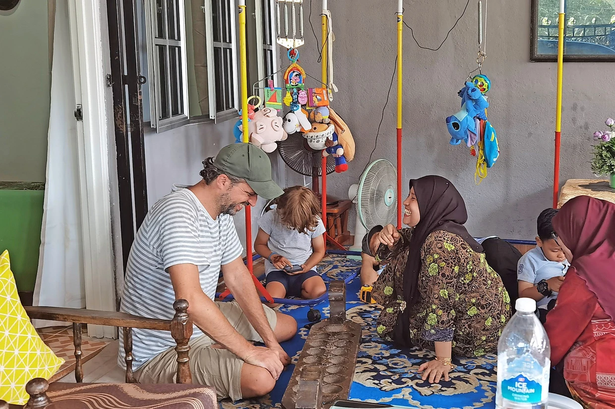Zu Hause bei Norhanasiah beim Congkak-Spielen