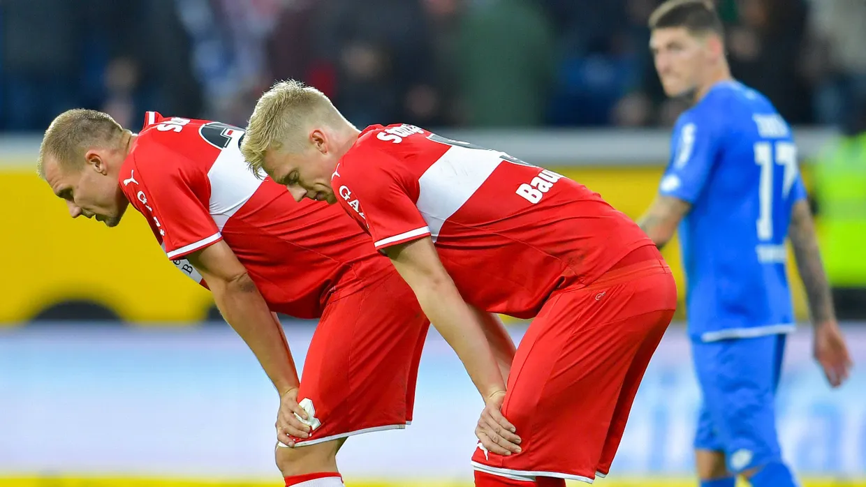 Holger Badstuber (links) und Timo Baumgartl blicken resigniert zu Boden nach der Niederlage gegen Hoffenheim.