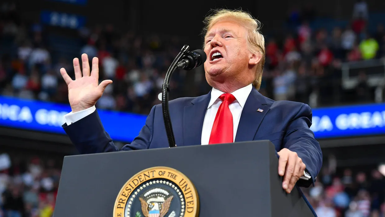 Amerikas Präsident Donald Trump gerät durch neue Angaben eines Schlüsselzeugen bei den Untersuchungen für ein mögliches Amtsenthebungsverfahren weiter in Bedrängnis.