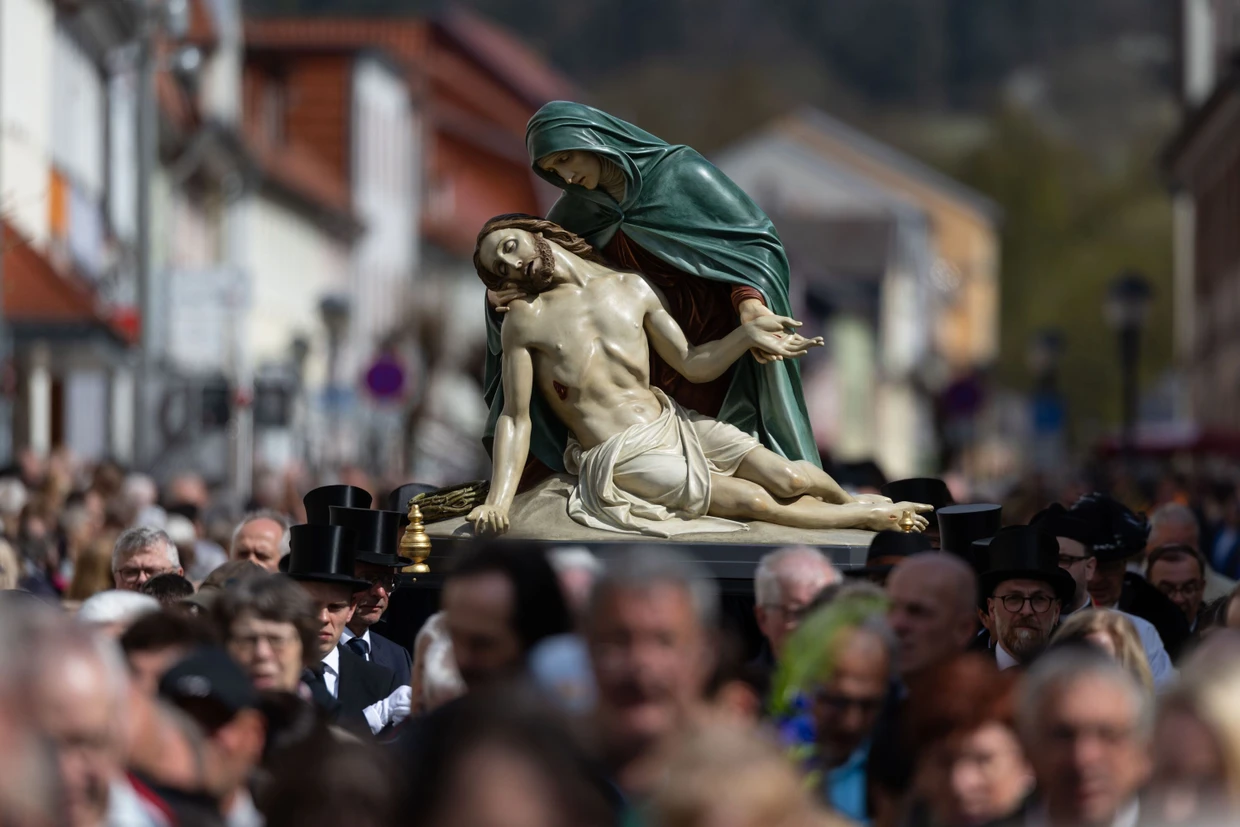 Die Passionsfigur „Die schmerzhafte Mutter“ wird bei einer Palmsonntagsprozession der katholischen Gläubigen in Heiligenstadt getragen.