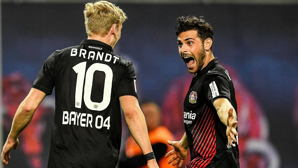 Am Ende jubelten nur noch die Leverkusener: hier Julian Brandt (links), der Torschütze zum 2:1, mit Kevin Volland, der das 4:1 erzielte.