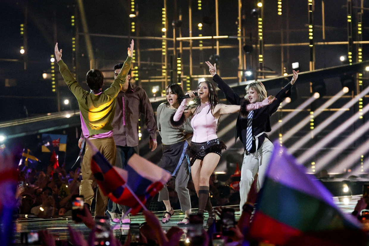 Dara singt bei ihrem Auftritt in Wien.