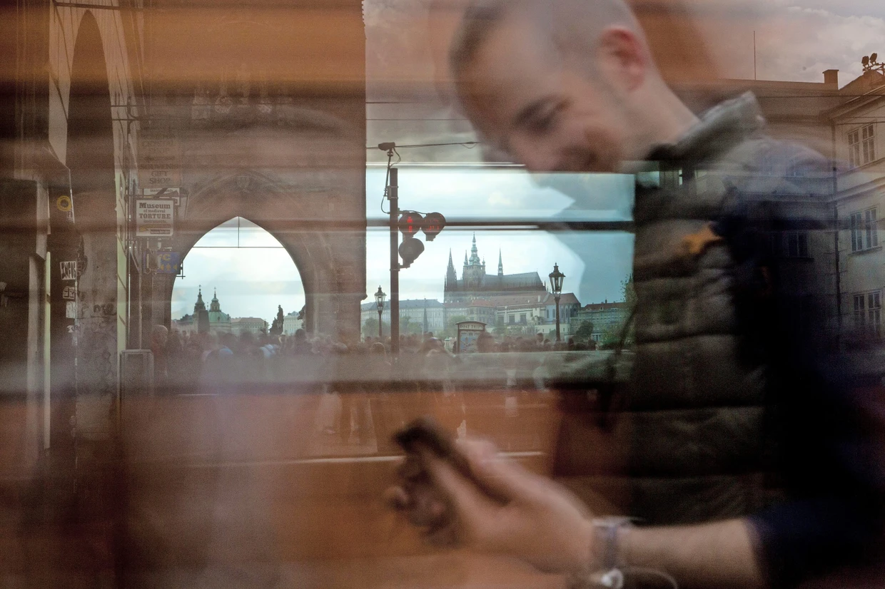 Durch das Fenster der Straßenbahn erhält auch Prags Kleinseite ein neues Gesicht. Dafür muss die Tram gar nicht grün und aus Marmor sein. Aber es hilft.