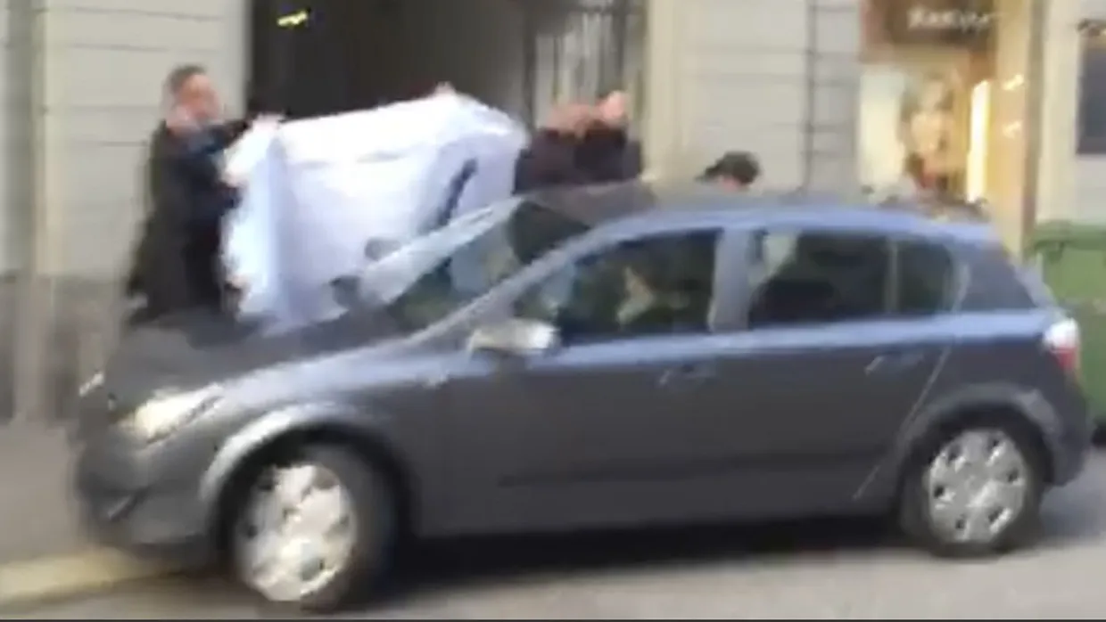 Mit Bettlaken werden die Verhafteten vor dem Baur au Lac in Zürich am 27. Mai 2015 abgeschirmt.