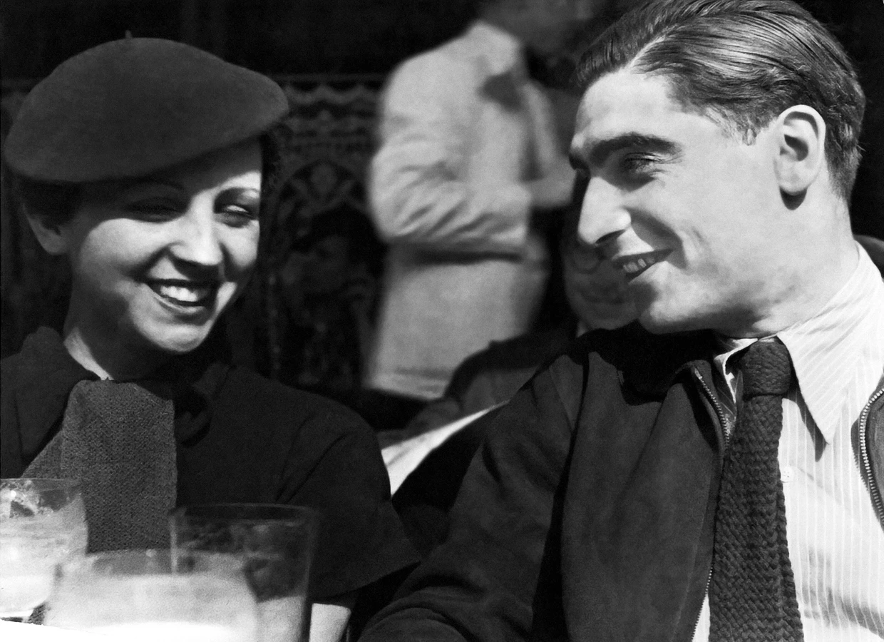 Der Fotograf Robert Capa und seine Lebensgefährtin, die Fotografin Gerda Taro, 1936 in Paris.