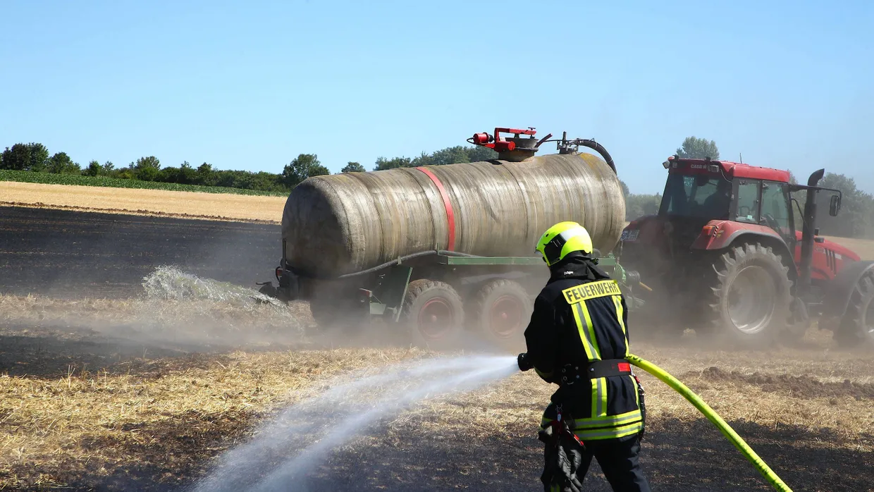 Folgen der Trockenheit in Hessen: Ein Funke reicht, um Felder in einen Brandherd zu verwandeln (Symbolbild).