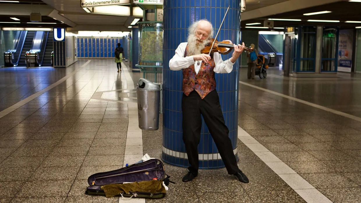 Helmuts Bühne ist die B-Ebene der U-Bahn-Station Hauptwache, immer steht er vor der gleichen Säule.