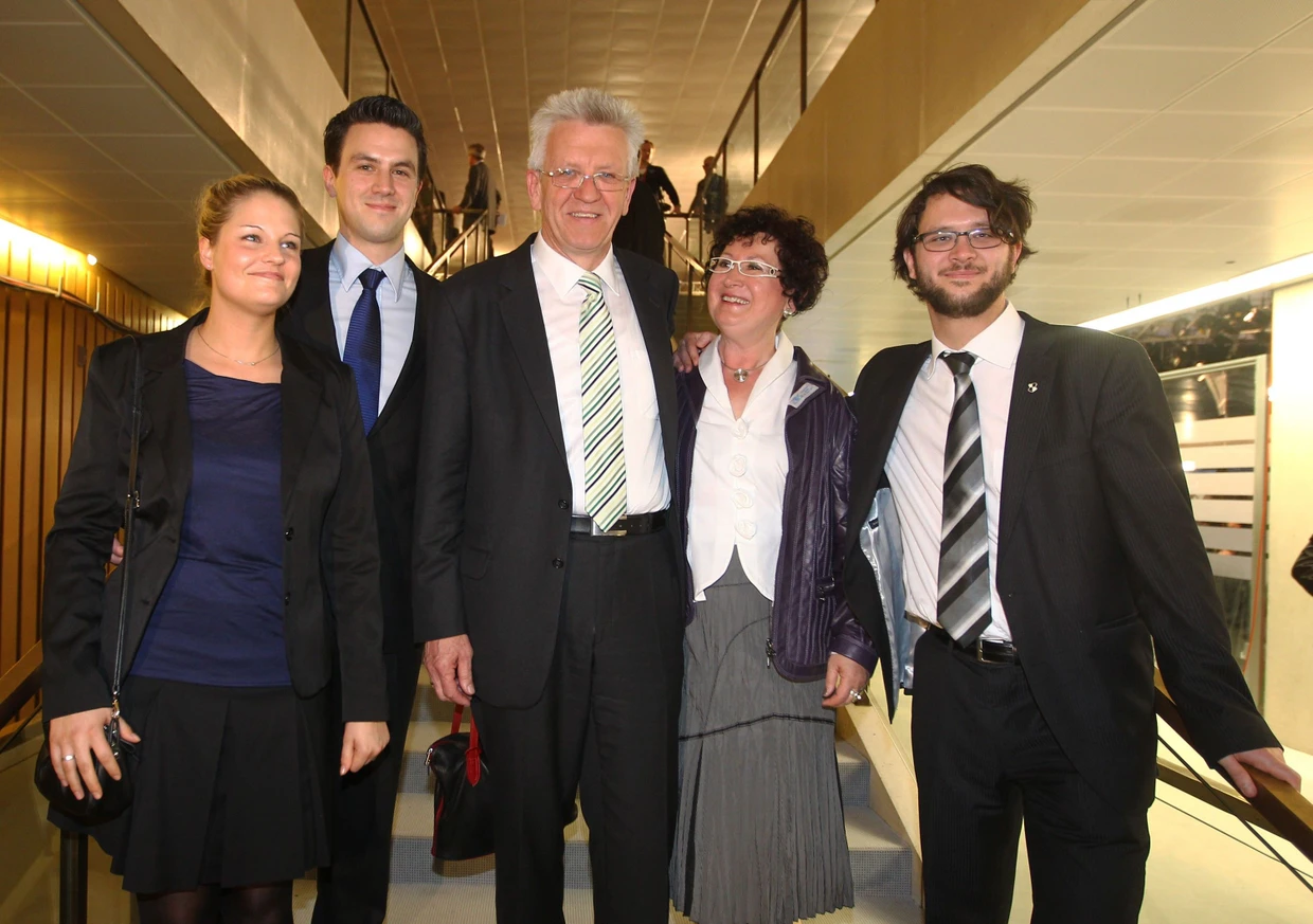 „Meine Frau hat schon ziemlich präzise Erwartungen an mich“: Kretschmann am Wahlabend 2011 in Stuttgart inmitten seiner Familie (von rechts: Sohn Johannes, Ehefrau Gerlinde, Sohn Albrecht sowie dessen Freundin)