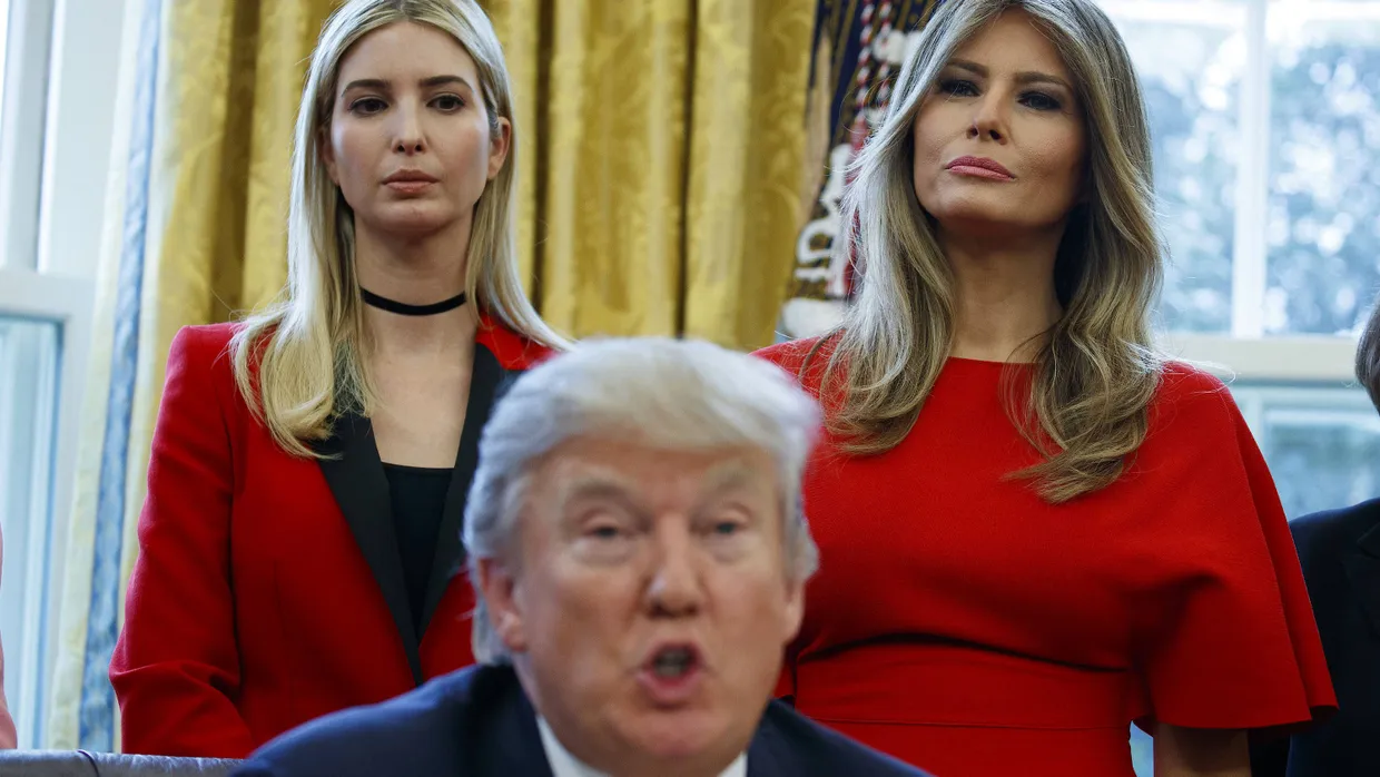 Ivanka (links), Melania und Donald Trump im Oval Office (Archivbild)
