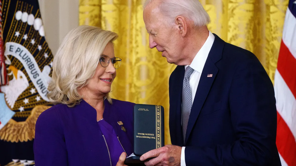 Joe Biden empfängt Liz Cheney im Weißen Haus.