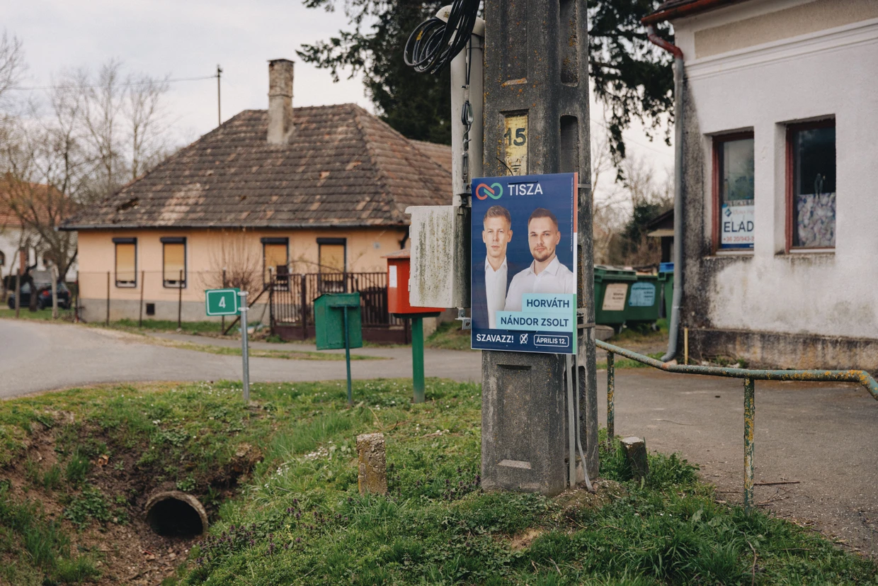 Plakate von Magyar und dem lokalen Tisza-Kanditaten Nándor Z. Horváth in Nagykölked