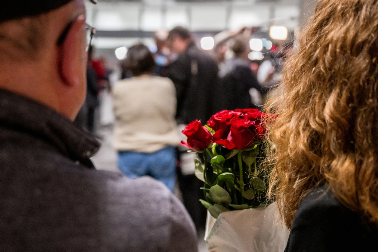 Blumengruß: Eine Familie wartet mit Rosen auf ihre Angehörigen in der Ankunftshalle E an Terminal 2 des Frankfurter Flughafens.