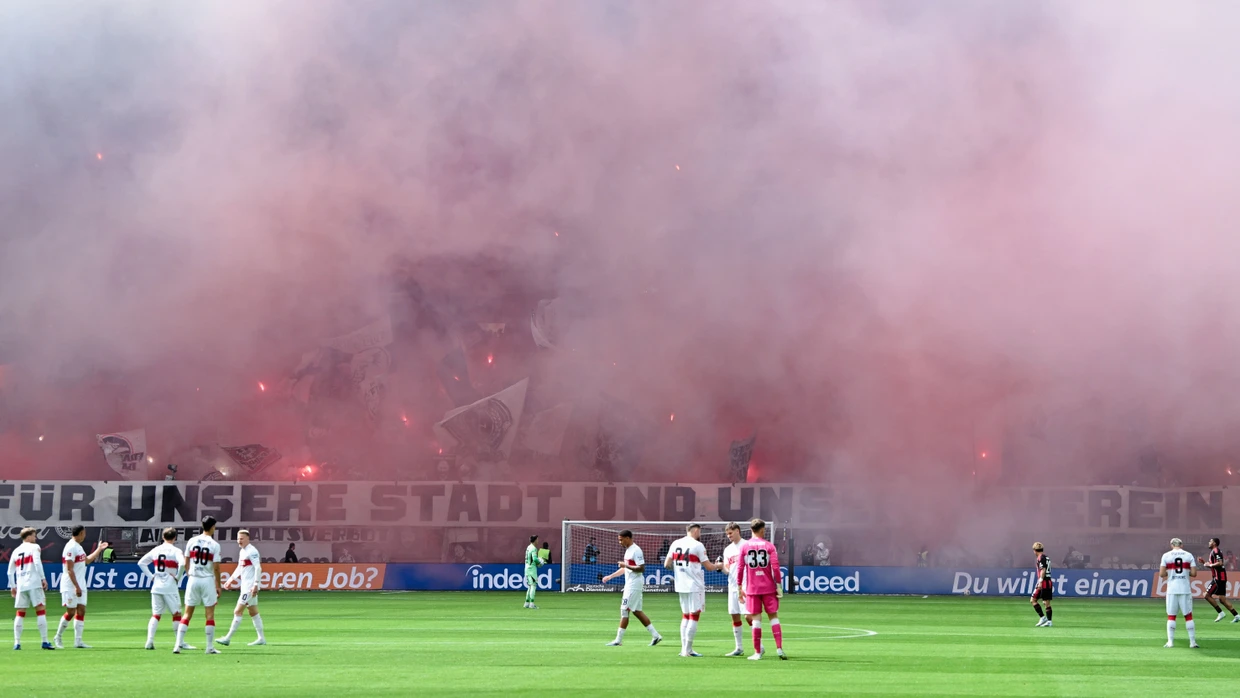 Viel Rauch und Verletzungen: Die Zwischenfälle beim Spiel der Eintracht gegen Stuttgart haben ein polizeiliches Nachspiel.