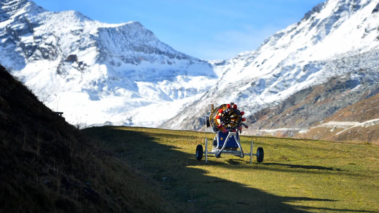 Ohne Schneekanone kaum noch Wintersport: Gletscher ziehen sich zurück.