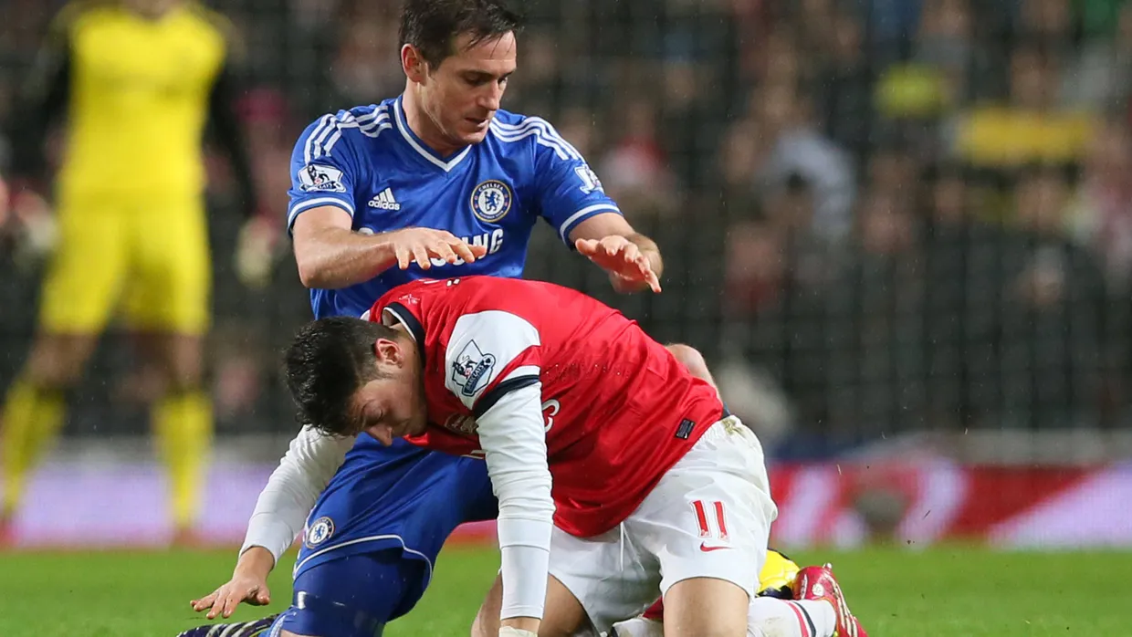 Das war nichts: Mesut Özil von Arsenal im Zweikampf mit Frank Lampard von Chelsea