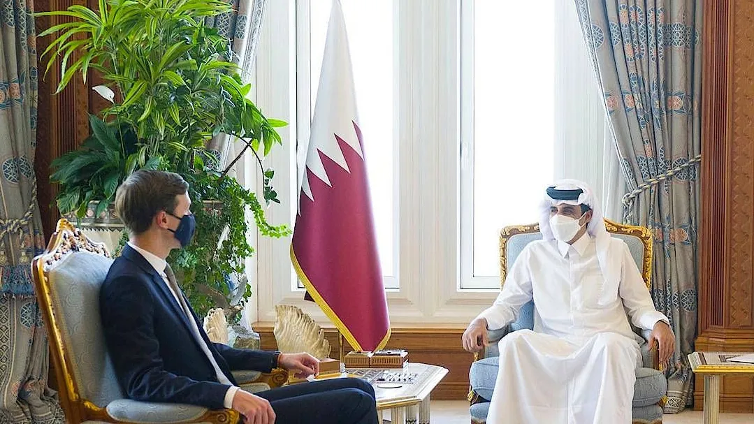 Jared Kushner und Tamim bin Hamad Al Thani, der Emir von Katar, Anfang Dezember in Doha