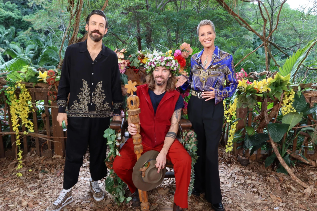 Die Moderatoren Sonja Zietlow und Jan Köppen mit Gil Ofarim, dem „Dschungelkönig“.