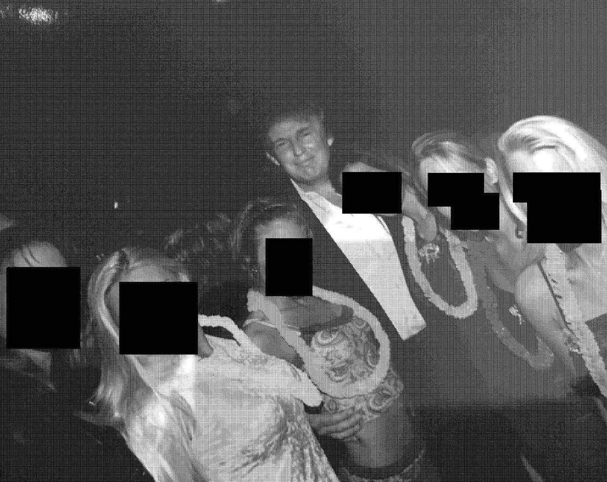 Donald Trump mit einer Gruppe von Frauen: undatiertes, geschwärztes Foto aus den Akten