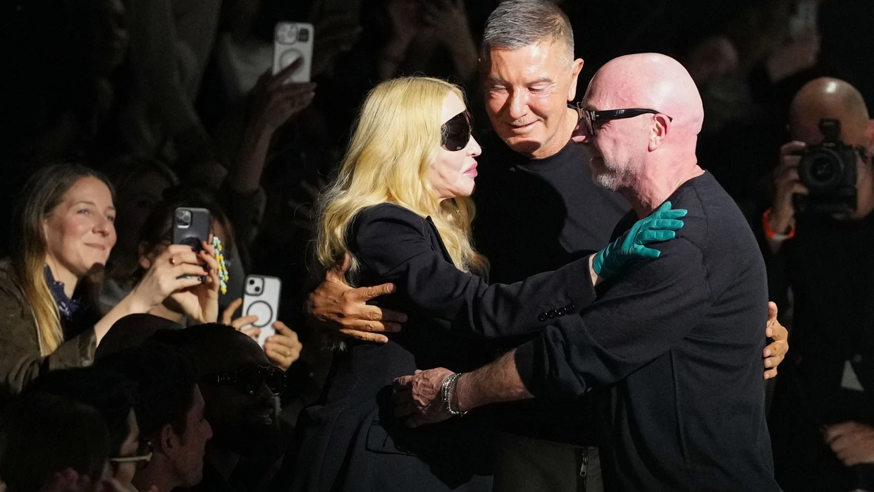 Statt Politik auf dem Laufsteg lieber Stars im Publikum:  Madonna mit Domenico Dolce (rechts) und Stefano Gabbana