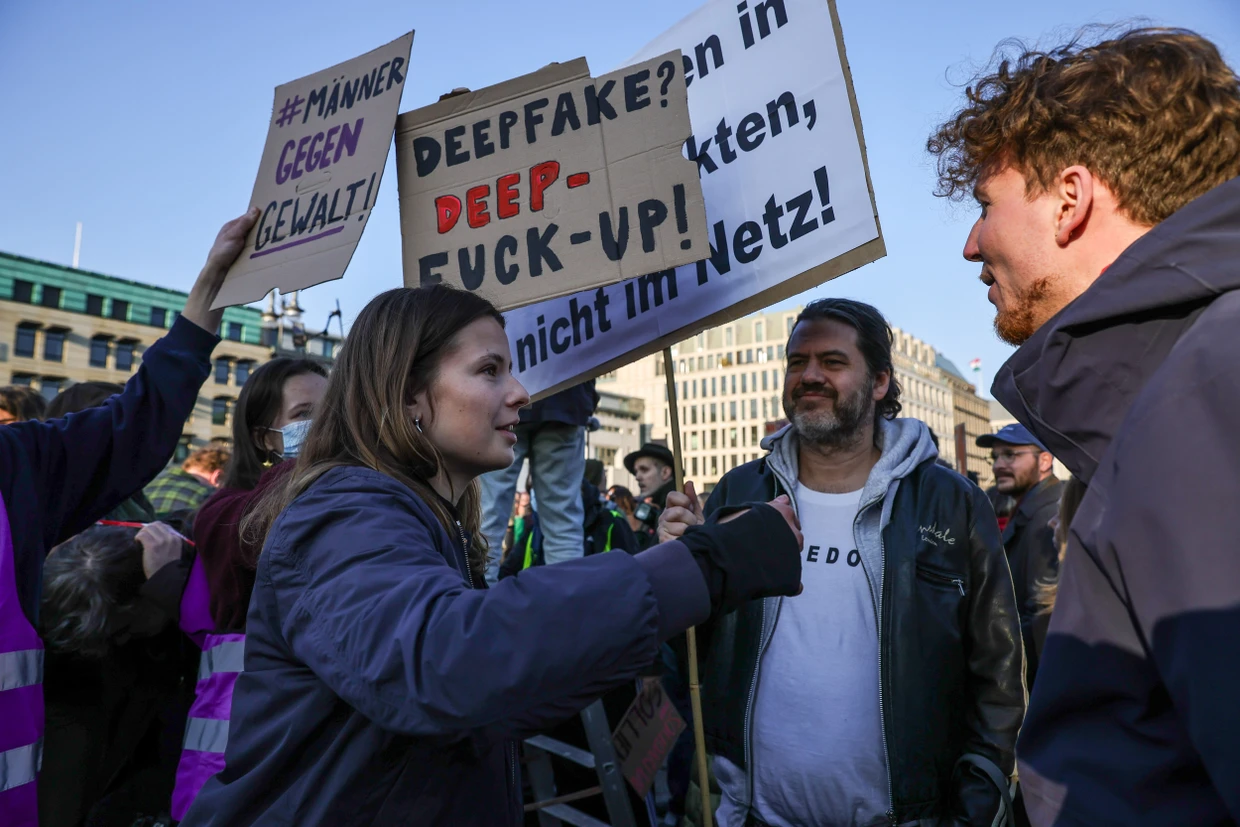 Luisa Neubauer spricht mit Teilnehmern der Demonstration am Sonntagabend in Berlin.