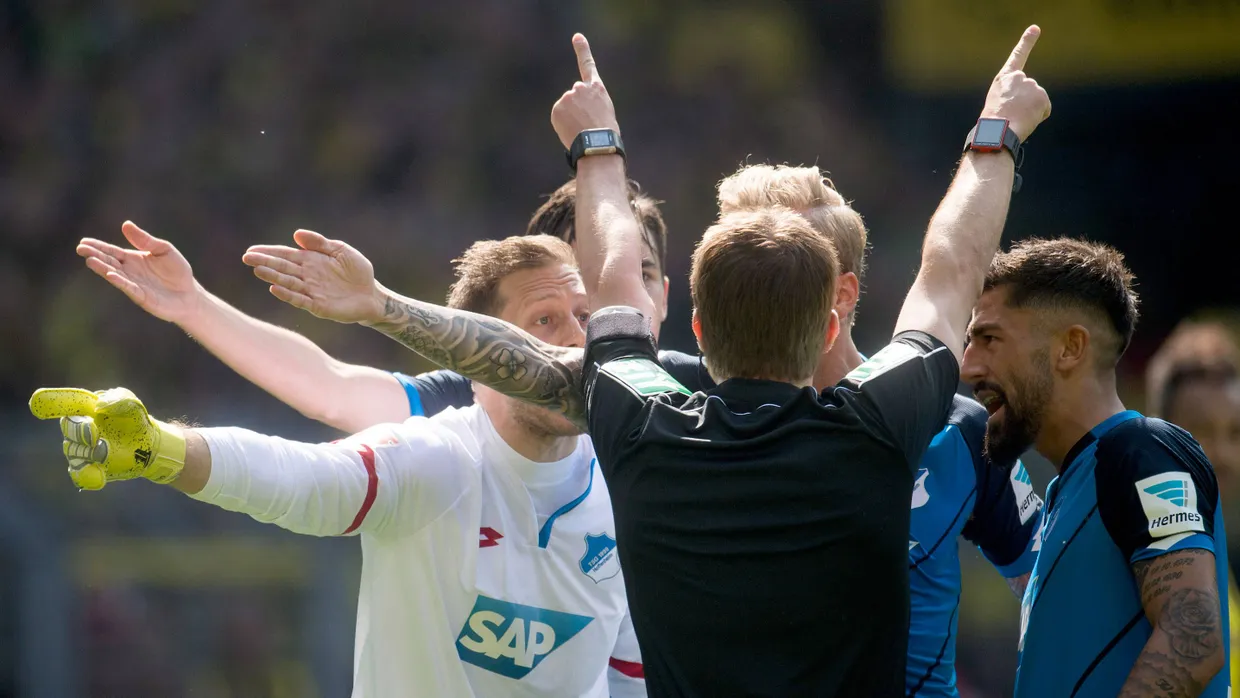 Die Hoffenheimer hatten einigen Gesprächsbedarf mit Schiedsrichter Brych.