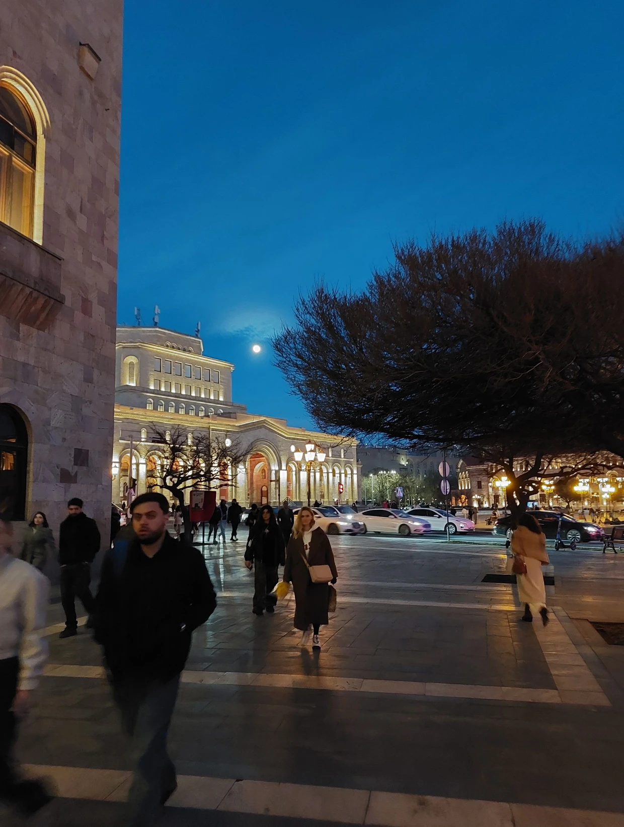 Pralles Leben: Zu jeder Tages- und Nachtzeit ist in Jerewan etwas los. Ulrike Maria Hund