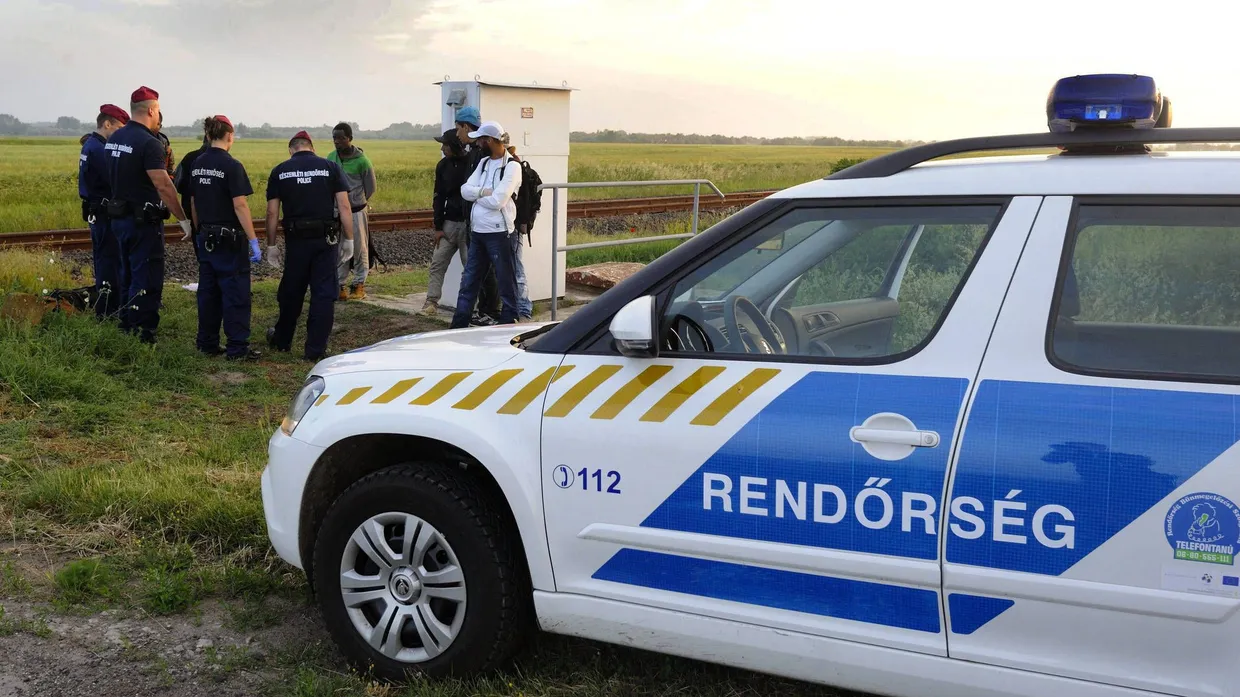 Ungarische Polizisten greifen im Mai illegale Einwanderer aus Afrika an der ungarisch-serbischen Grenze auf.